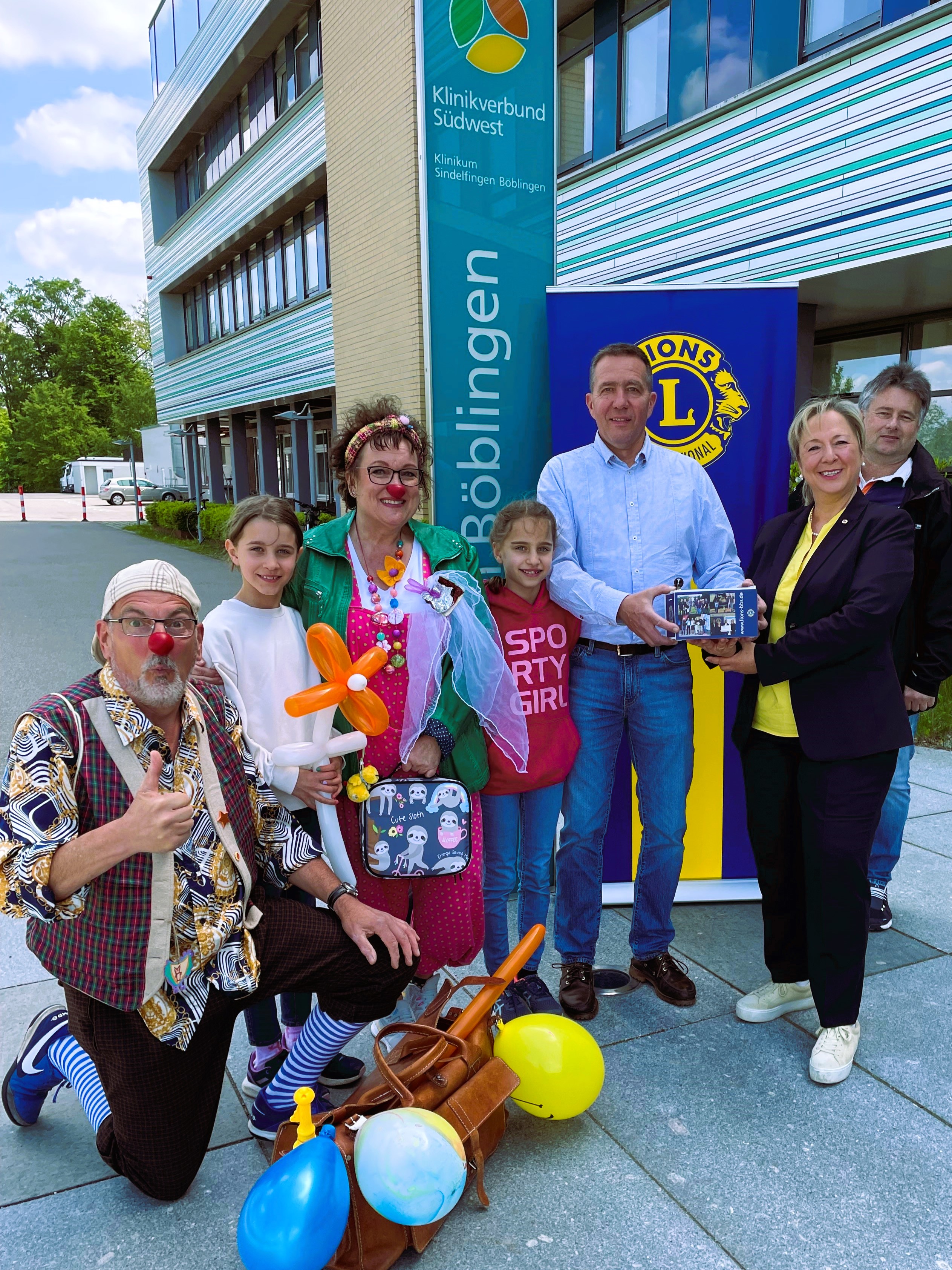 Klinikclown Beppo; Paula Moroff; Klinikclown Mima; Marie Moroff; Zahnarzt Dr. Alexander Moroff; Sylvia Kontusch, Präsidentin Lions Club Böblingen-Schönbuch; Olaf Kontusch, Gründungspräsident Lions Club Böblingen-Schönbuch