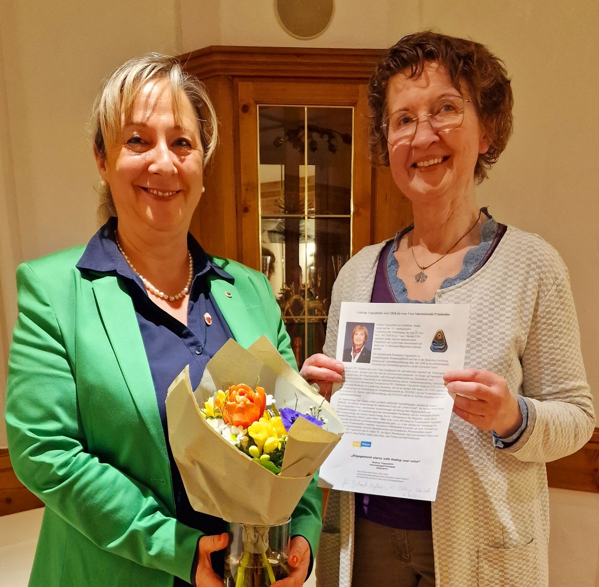 Ehrung von Gabriele Uphues für 10 erfolgreiche Jahre als Schatzmeisterin des LC Böblingen - Schönbuch, durchgeführt von Präsidentin Sylvia Kontusch.