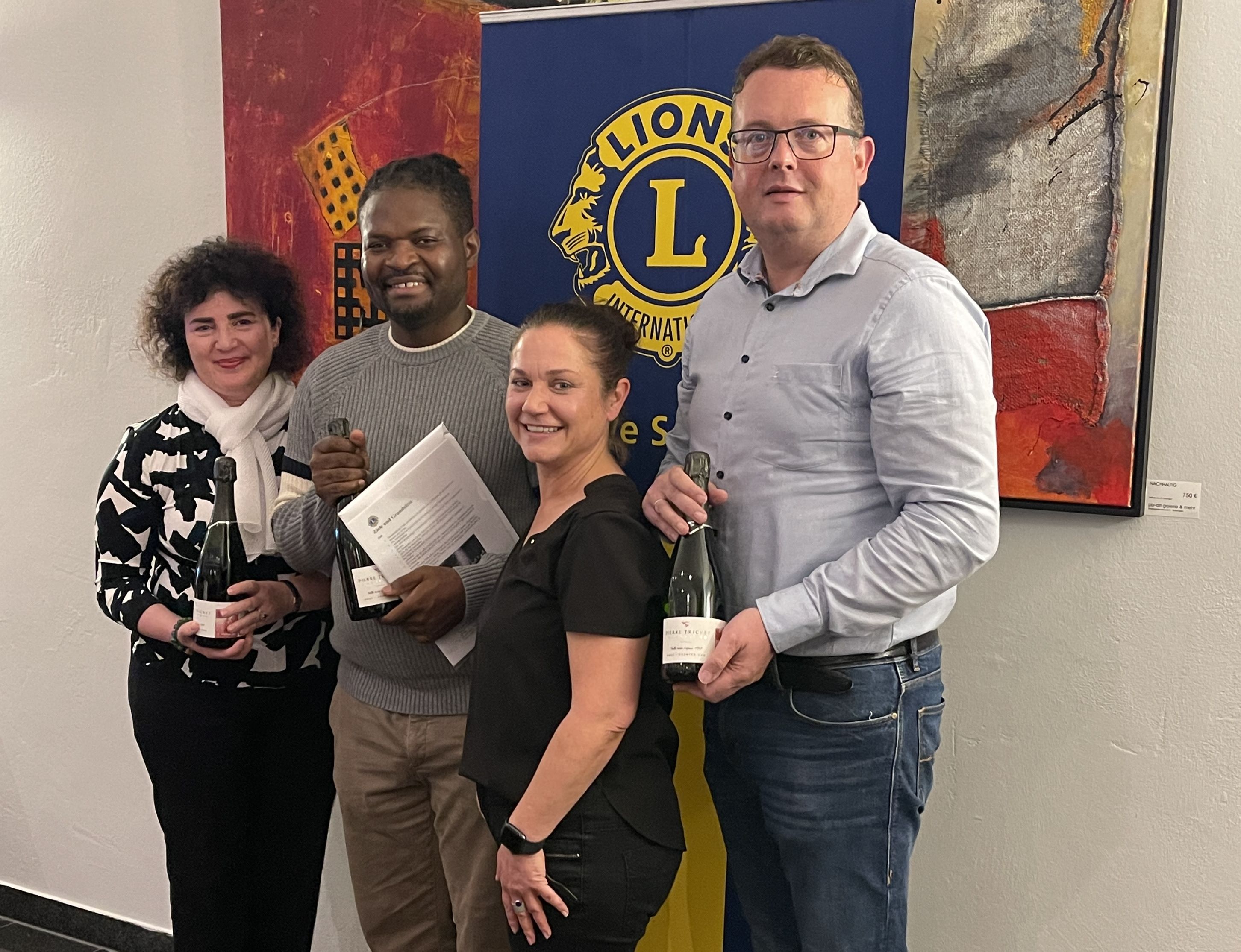 Die neuen Lions-Mitglieder Stella Syrkin, Kilian Asangana, die Präsidentin Susanne Pflüger und Jörn Hangstein.