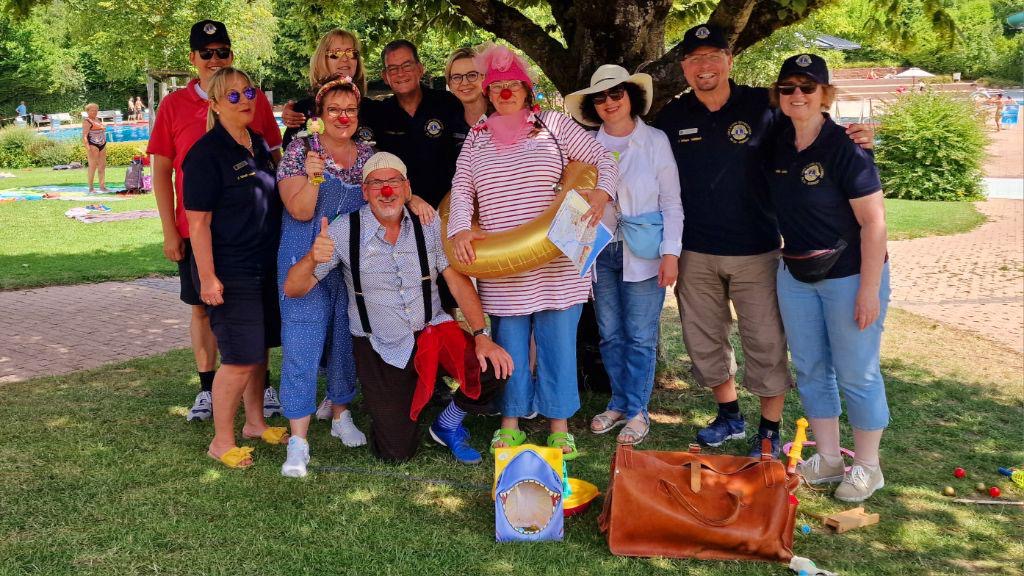 Klinik Clowns helfen den Lions beim "Charity Schwimmen"