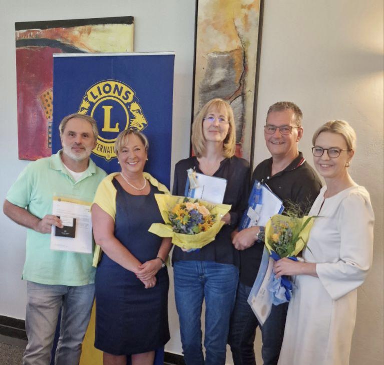 Die neuen Lions-Mitglieder Petra Dahlke und Thorsten Dahlke  (3. und 4. v. Links)